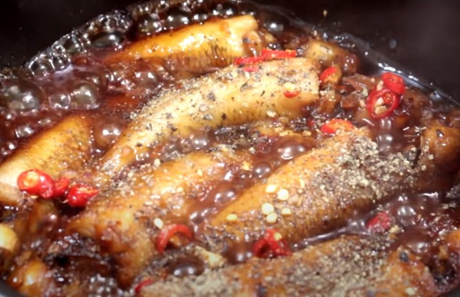 Cá kho tiêu đậm đà với 3 cách làm đơn giản, thịt cá chắc ngọt, không hề tanh - 3