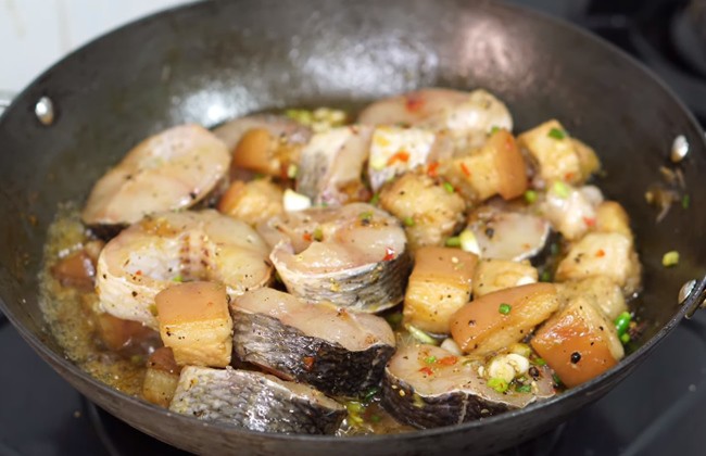Cá kho tiêu đậm đà với 3 cách làm đơn giản, thịt cá chắc ngọt, không hề tanh - 7