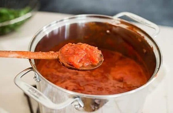 Nấu cà chua xay để làm nước sốt