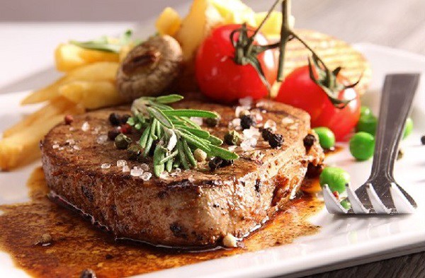 Bò bít tết sốt tiêu đen thường ăn cùng với khoai tây chiên và rau củ