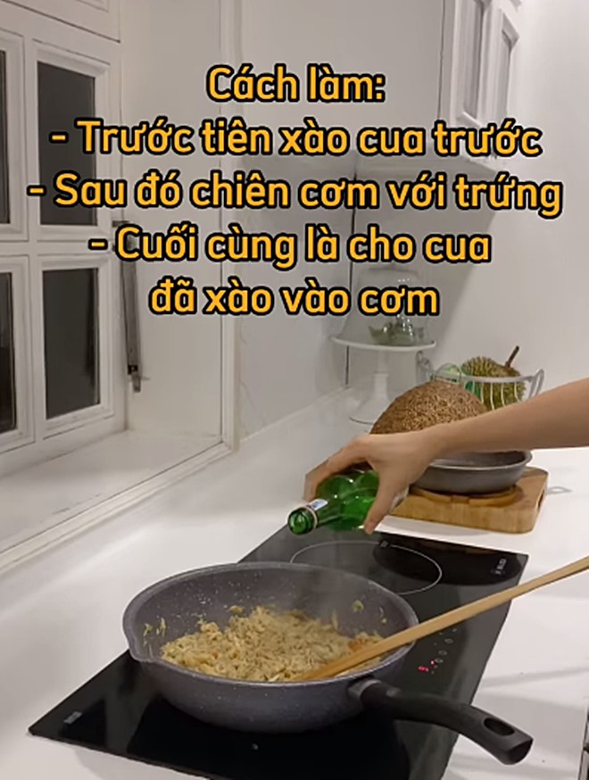 Vợ Hoàng Bách làm món vét tủ lạnh ngon ngất ngây, lúc nấu mẹ chồng phán: amp;#34;Con cô thì cô chăm, con tôi thì tôi chămamp;#34; - 6