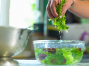 Sức khỏe - Ngâm rau với nước muối giúp diệt hóa chất, giun sán hay chỉ vô dụng? Làm sai một bước dễ biến lợi thành hại