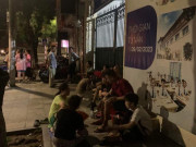 Tin tức - Con được 44,25 vẫn trượt nguyện vọng 1, phụ huynh Hà Nội xếp hàng từ tờ mờ sáng lấy giấy đăng ký vào trường dân lập cho con