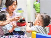 Con dâu sinh đôi, trách mẹ chồng lười dồn hết cho bà ngoại, nghe cuộc nói chuyện của bố mẹ chồng tôi bật khóc