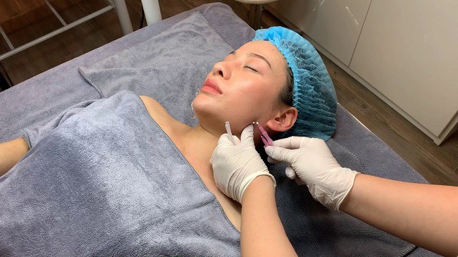 Người phụ nữ 50 tuổi ngại phẫu thuật, dùng sợi chỉ căng da, giờ phải rạch một đường lớn trên mặt, kết quả ra sao? - 4