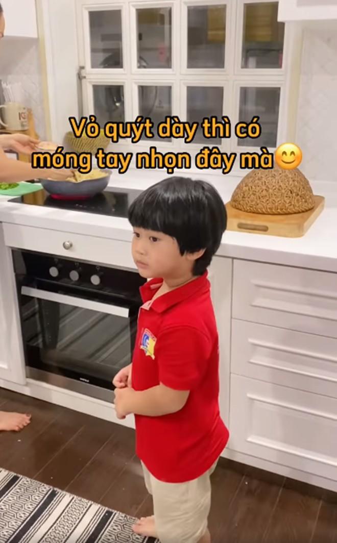 Vợ Hoàng Bách làm món vét tủ lạnh ngon ngất ngây, lúc nấu mẹ chồng phán: amp;#34;Con cô thì cô chăm, con tôi thì tôi chămamp;#34; - 12