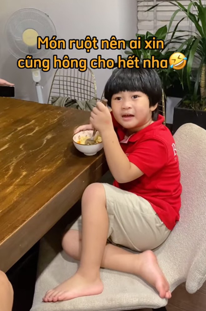 Vợ Hoàng Bách làm món vét tủ lạnh ngon ngất ngây, lúc nấu mẹ chồng phán: amp;#34;Con cô thì cô chăm, con tôi thì tôi chămamp;#34; - 13