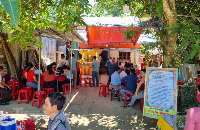 Ngôi nhà nhỏ trước rộn tiếng vui cười nay chìm trong tang tóc.