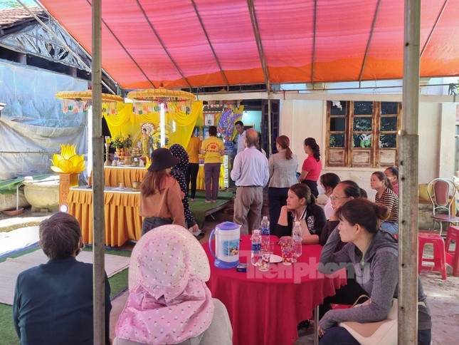 Bà con đến chia sẻ cùng gia đình nạn nhân.