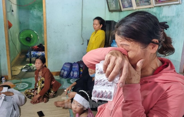 Nhiều người không cầm được nước mắt.