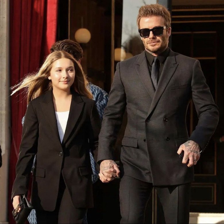 Không còn amp;#34;mượnamp;#34; đồ của mẹ, con gái độc nhất nhà David Beckham nay mặc váy xẻ tà - 13