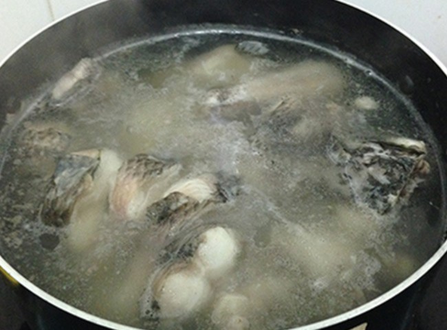 Nấu nước dùng cá lóc