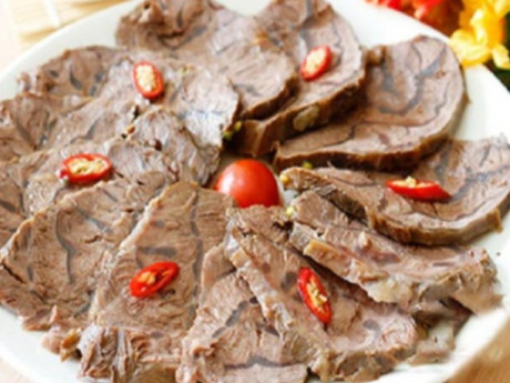 Bắp bò luộc mềm ngon cùng cách pha nước chấm mắm gừng chuẩn vị