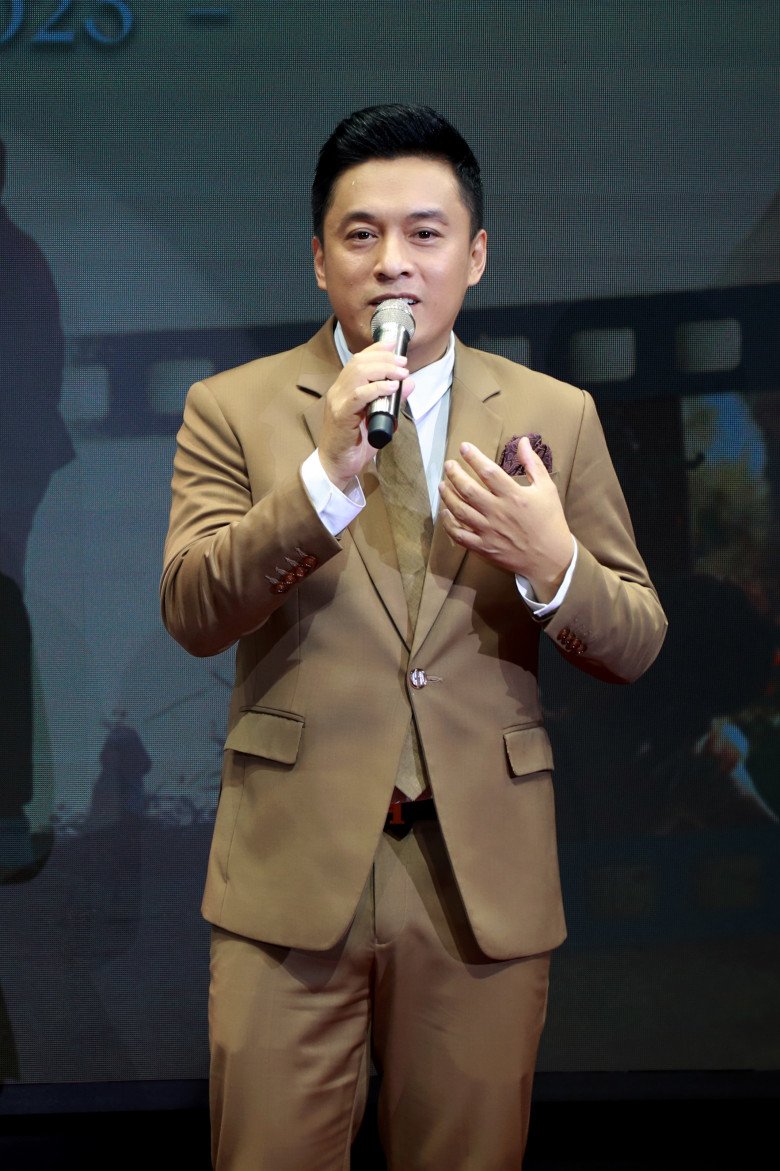 Trở lại vào thời điểm làng nhạc xuất hiện nhiều nhân tố trẻ, Lam Trường nói không lo ngại bị lép vế. Hơn 20 năm làm nghề, ca sĩ tự tin anh luôn có chỗ đứng nhất định trong lòng khán giả.