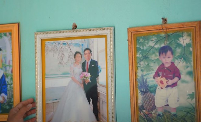 Tấm ảnh cưới của chị Nhung và người đàn ông hơn 22 tuổi.