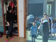 Thời trang - Đi họp cho con, bà mẹ thử 4 bộ quần áo, ăn mặc thế nào mà như người nước ngoài giữa 400 phụ huynh?