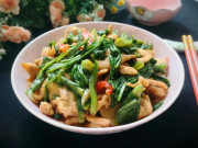 Bếp Eva - Là món xào nhưng ăn vào không nóng, có tác dụng giải nhiệt tiêu mỡ, giúp ngủ ngon nấu cả đĩa đầy cũng hết