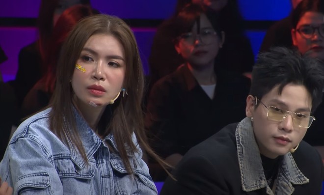 Minh Tú lên sóng với vết thương trên mặt.