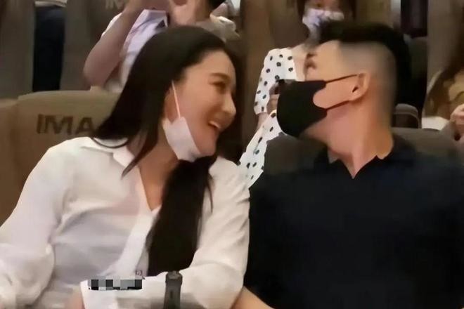 Trương Hinh Dư và Hà Tiệp cùng nhau đi xem phim.