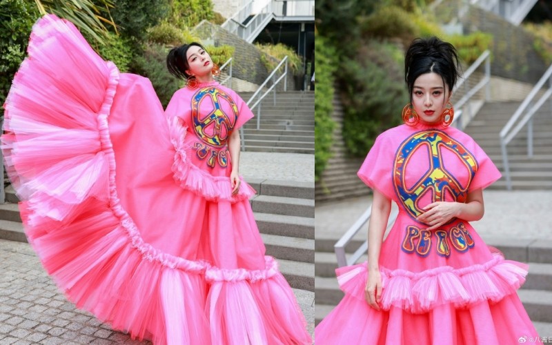 Trang phục rực sắc hồng của Phạm gia khiến khán giả trầm trồ. Không ngờ rằng nữ nghệ sĩ lại chọn phong cách này.
