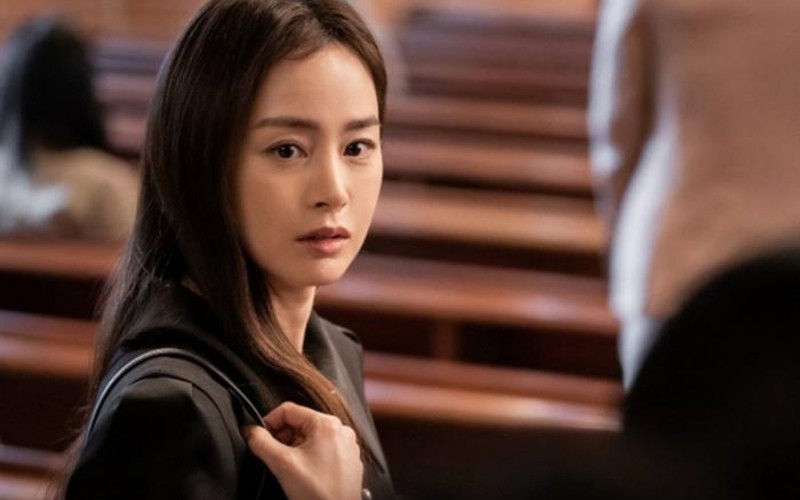 Diễn xuất của Kim Tae Hee trong phim được khen ngày càng trưởng thành, có chiều sâu. Cô xóa tan định kiến “bình hoa di động”.

