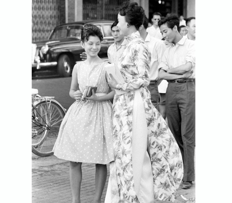 Đặc biệt, không chỉ gói gọn phong cách với những chiếc áo dài truyền thống. Phụ nữ Sài Gòn xưa còn rất sành điệu khi luôn cập nhật những mốt thời trang thế giới đương thời.
