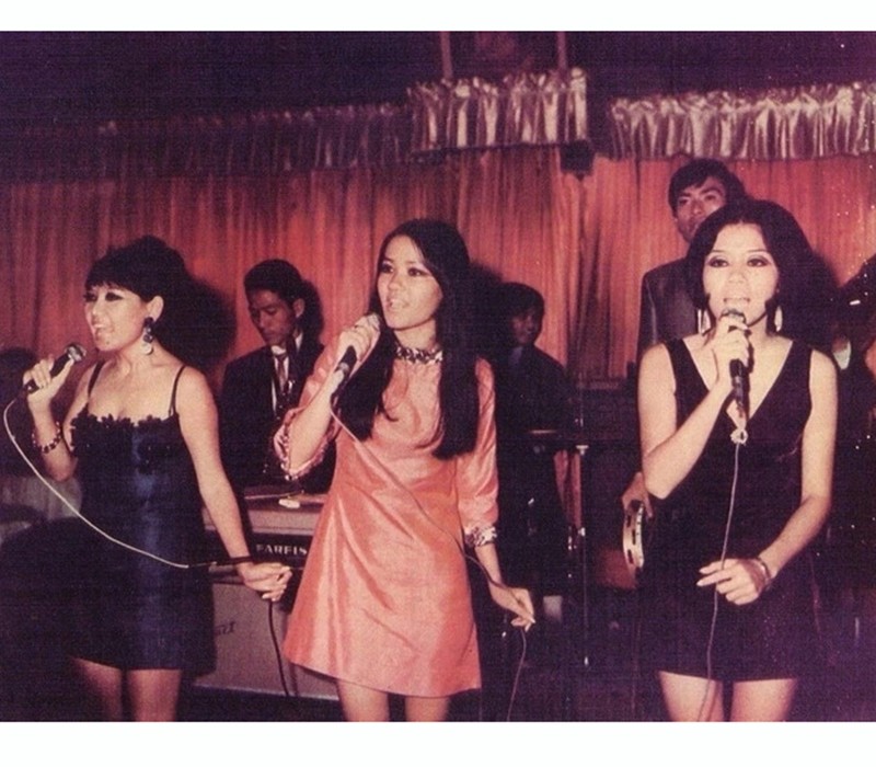 Appe Three - ban nhạc 3 cô gái chuyên biểu diễn ở các hộp đêm với lối ăn mặc vô cùng gợi cảm thời đó. Có thể thấy, những bộ váy khi xưa cũng táo bạo chẳng thua thời nay. 
