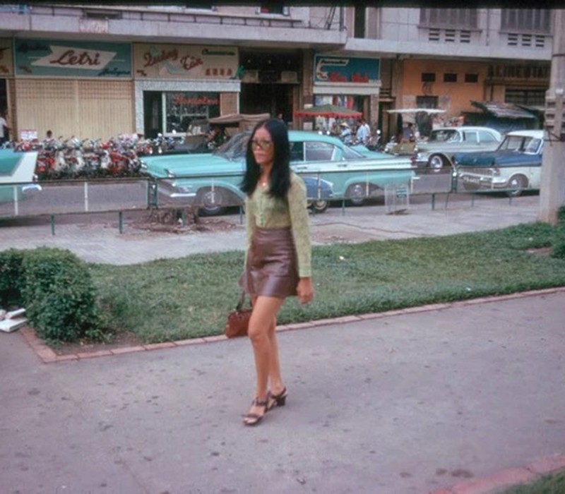 Hay những set váy da, áo sơ mi đang được nhiều chị em ưa chuộng thời nay cũng đã là hình ảnh quen thuộc trên các con phố Sài Gòn xưa.
