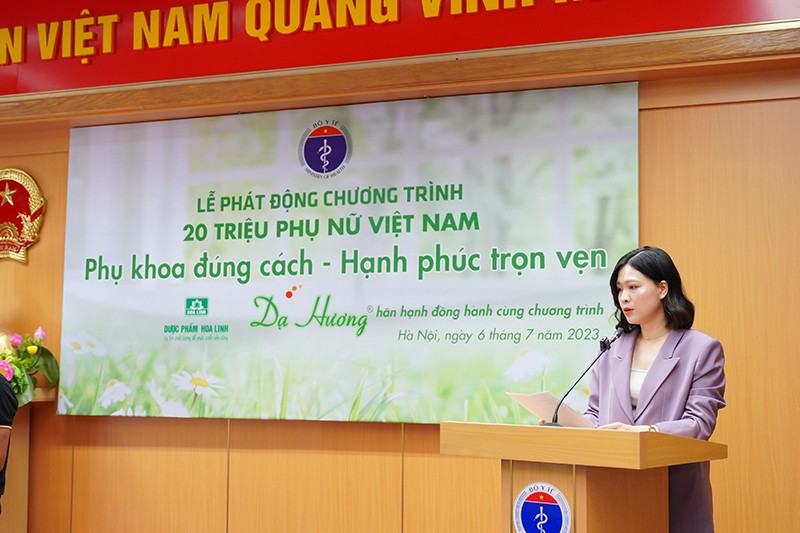 Đại diện Đại diện nhãn hàng Dạ Hương - Công ty TNHH Dược phẩm Hoa Linh trao đổi về mục đích nhân văn của chiến dịch