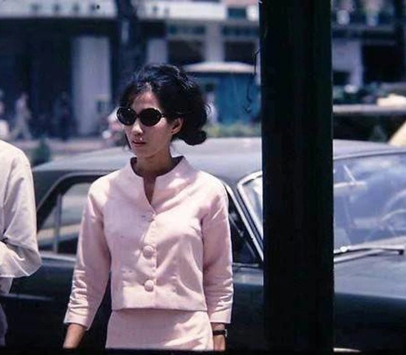 Những kiểu áo blazer form ngắn đang làm mưa làm gió thời trang Kpop cũng đã được phụ nữ Sài Gòn sớm trưng dụng. Diện xuống phố, quý cô trông vô cùng thanh lịch, sang trọng.
