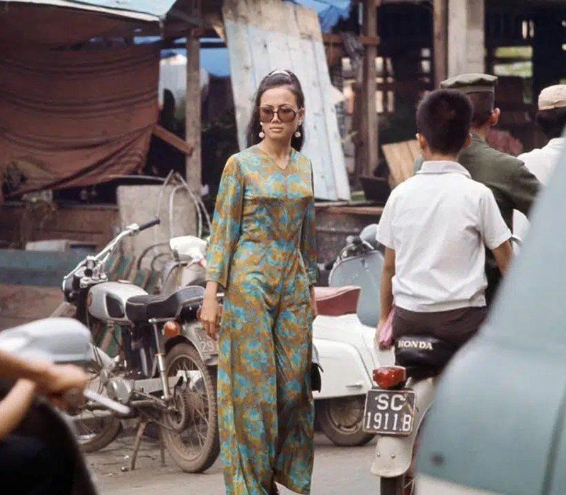 Phụ nữ Sài Gòn xưa đẹp và sành điệu đến mức, những mẫu váy áo, trang phục cách đây đã hơn 40 năm cho đến giờ vẫn chưa hề lỗi mốt. 
