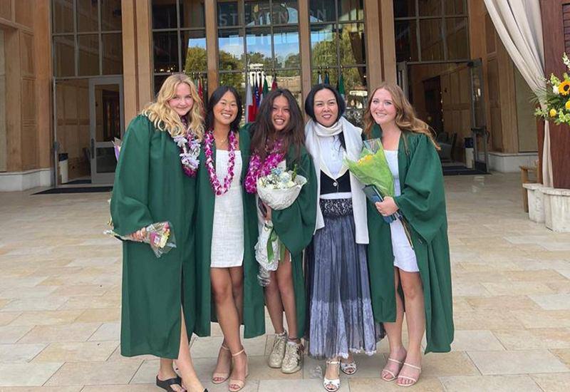 Cuối tháng 5 vừa qua, nữ doanh nhân đã qua Mỹ để dự lế tốt nghiệp của con gái lớn Susu Mỹ Uyên (thứ ba từ trái qua).

