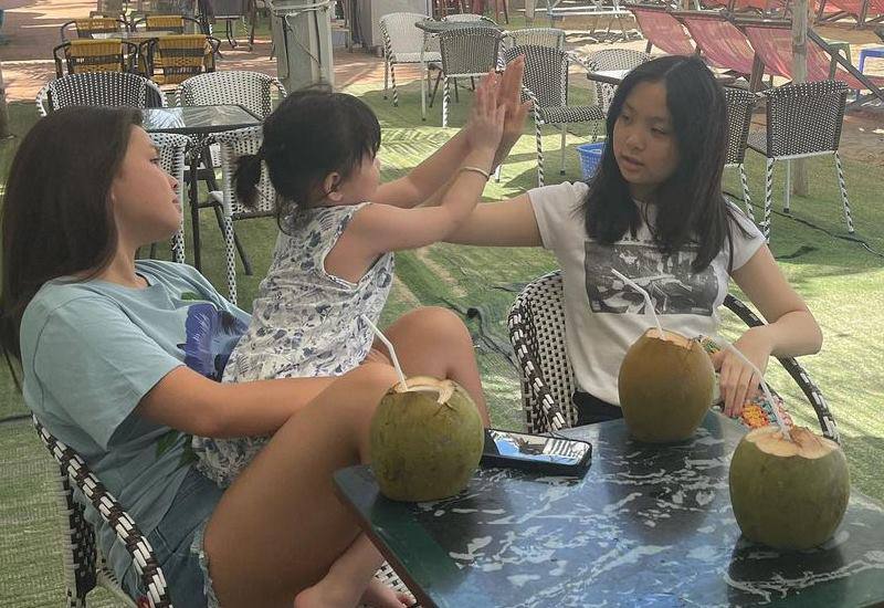 Ngoài con gái lớn, Phượng Chanel còn 1 cô con gái tên Bé Suri Thiên Ý hiện đang theo học tại một ngôi trường quốc tế có tiếng tại Việt Nam.
