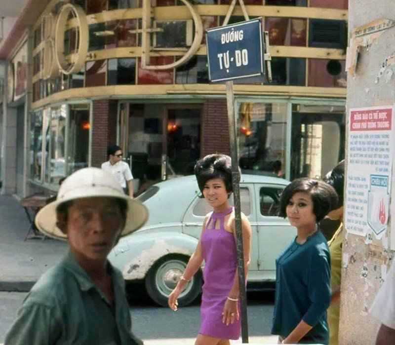 Bên cạnh phong cách thanh lịch như các quý cô Pháp, phụ nữ Sài Gòn xưa còn thể hiện phong cách tạo bạo chẳng thua các cô gái Âu - Mỹ. Nhiều mỹ nhân diện trang phục gợi cảm chẳng thua thời nay xuống phố.
