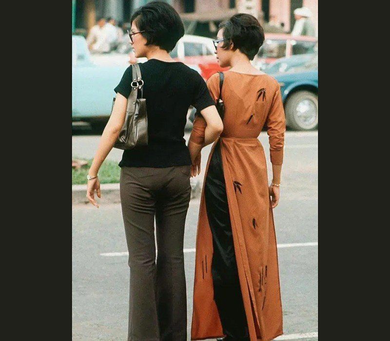 Hình ảnh phụ nữ Sài Gòn trước năm 1975 đã gắn liền với những bộ áo dài đáy thắt lưng ong.
