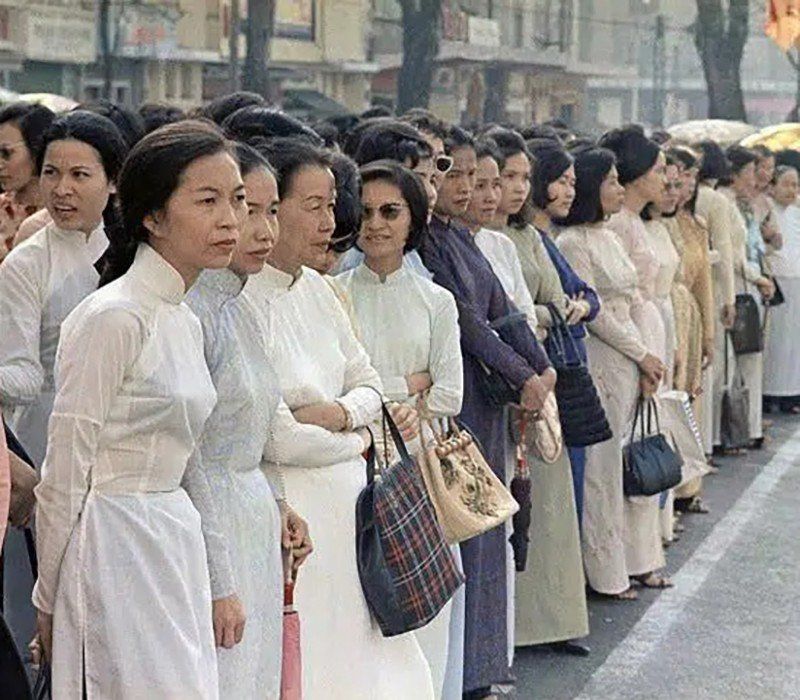 Từng được mệnh danh là “Hòn ngọc Viễn Đông”, Sài Gòn không chỉ nổi tiếng với lộng lẫy, hoa lệ những thập niên 70 mà còn nổi tiếng với những mỹ nhân mặc đẹp chẳng kém minh tinh. 
