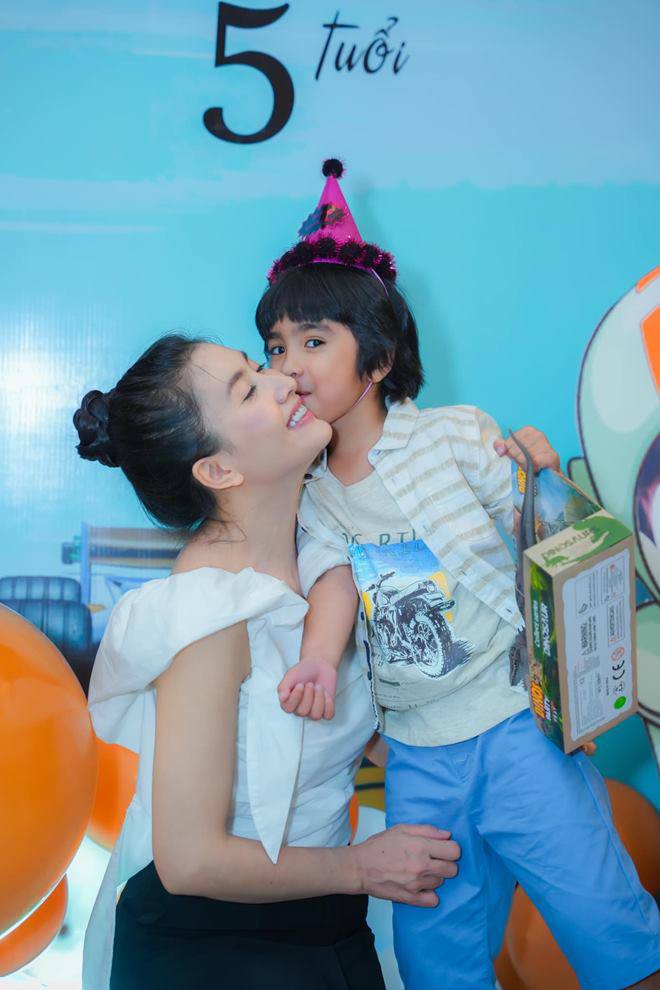 Con trai lai Ấn Độ của DV Nguyệt Ánh lớn phổng phao đón sinh nhật 5 tuổi cùng mẹ, thiếu vắng bố - 1
