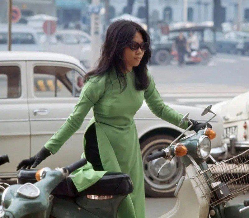 Phụ nữ Sài Gòn vào thời điểm đó luôn biết cách tạo nên sự khác biệt trong từng trang phục.
