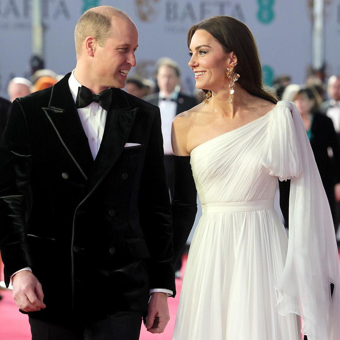 Kate Middleton và William bên nhau 2 thập kỷ vẫn đồng điệu, cách amp;#34;đánh dấu chủ quyềnamp;#34; nơi đông người được khen - 11