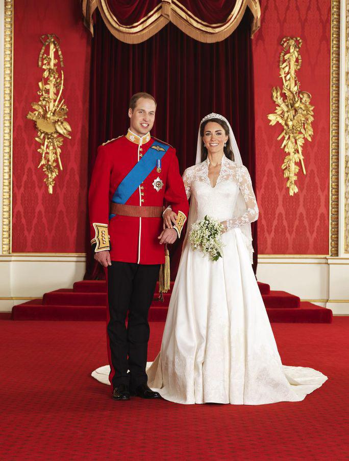 Kate Middleton và William bên nhau 2 thập kỷ vẫn đồng điệu, cách amp;#34;đánh dấu chủ quyềnamp;#34; nơi đông người được khen - 7