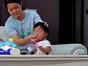 Làm mẹ - Con bị nhiễm khuẩn nôn mửa phải nhập viện, mẹ xem camera giám sát phát hiện hành động ghê tởm của bảo mẫu