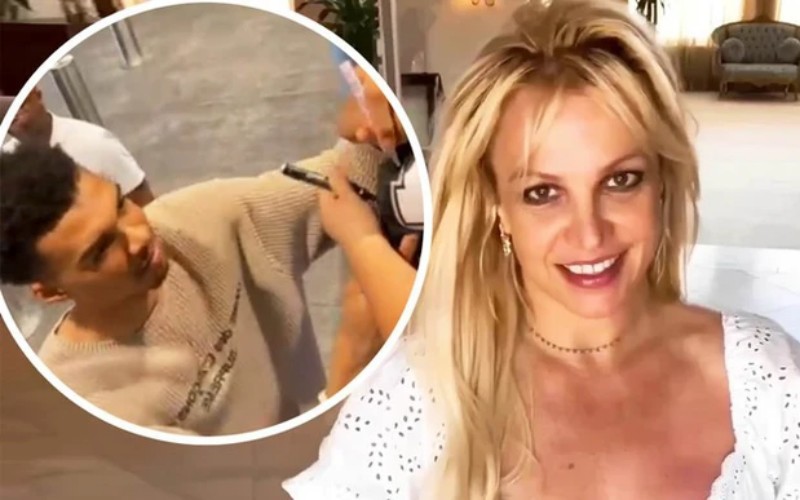 Theo TMZ, Britney Spears vừa bị một nhân viên an ninh của Wembanyama tát vào mặt sau khi cô đến xin chụp ảnh với ngôi sao bóng rổ NBA Victor Wembanyama.
