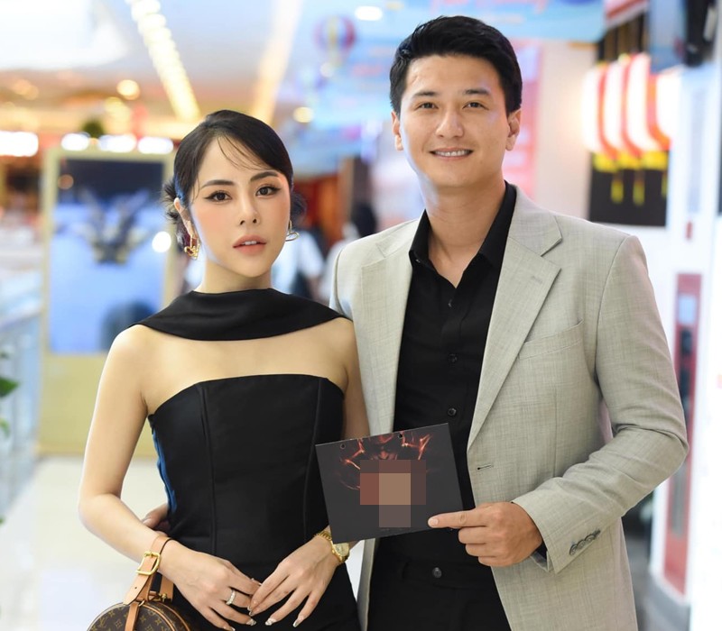 Xuất hiện trong các sự kiện với diện mạo chỉn chu trong các thiết kế đầm cocktail thanh lịch là thế, ở ngoài đời, mẹ 1 con là quý cô gợi cảm với các thiết kế bikini.
