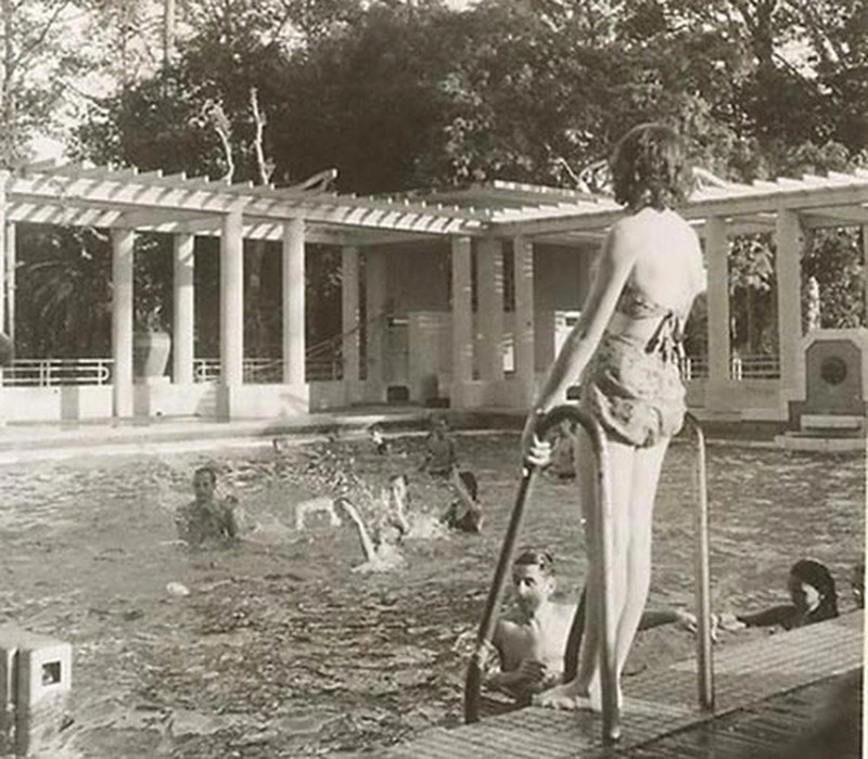 Có lẽ, chẳng nơi đâu phụ nữ Sài Gòn thể hiện sự quyến rũ của mình hơn ở hồ bơi. Áo tắm phải được lựa chọn kỹ càng, vừa vặn và tôn dáng, nhưng cũng phải hở một tí cho quyến rũ.
