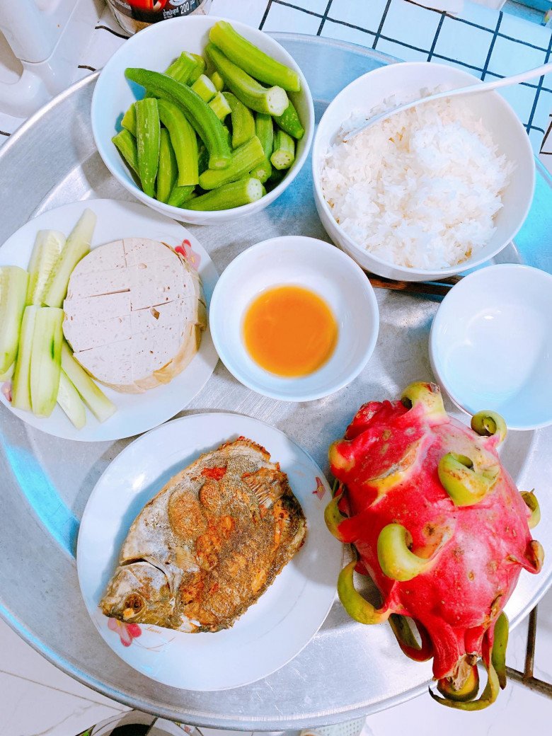 View - Bố chồng "quốc dân” tự tay nấu cơm cữ cho con dâu, mâm cơm giản dị nhưng chan chứa yêu thương