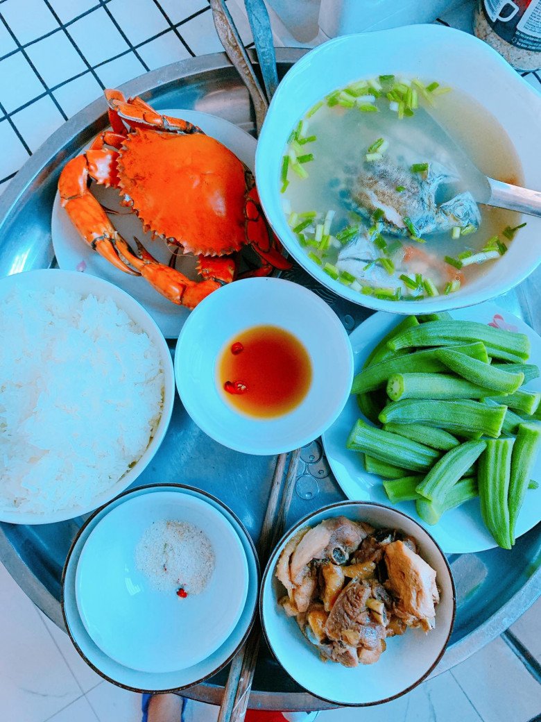 View - Bố chồng "quốc dân” tự tay nấu cơm cữ cho con dâu, mâm cơm giản dị nhưng chan chứa yêu thương