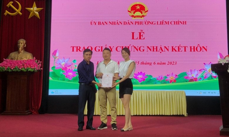 Lễ nhận giấy kết hôn của cặp đôi khiến dân mạng dậy sóng đầu tháng 6/2023 vừa qua.