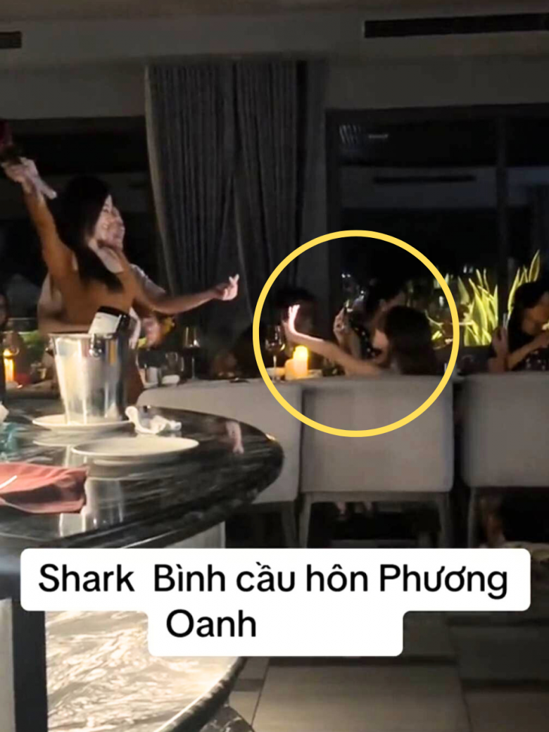 Từ đầu đến cuối màn cầu hôn, con gái riêng của Shark Bình là người chứng kiến, quay lại khoảnh khắc ngọt ngào trên.
