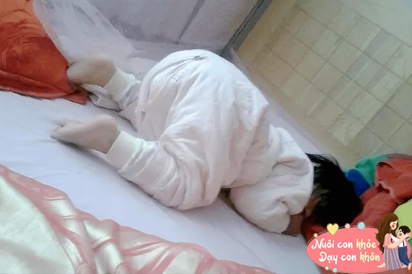 Do khả năng di chuyển của trẻ còn hạn chế, nên thường có những biểu hiện như ưỡn người lên hoặc vặn vẹo cơ thể.