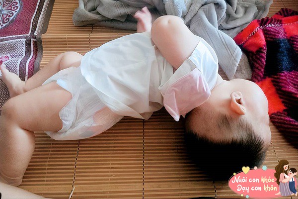 Nếu trẻ tự ưỡn mình hoặc vặn vẹo cơ thể quá nhiều trong giấc ngủ và không ngủ yên, bố mẹ cần kiểm tra lại tình trạng sức khỏe của trẻ.